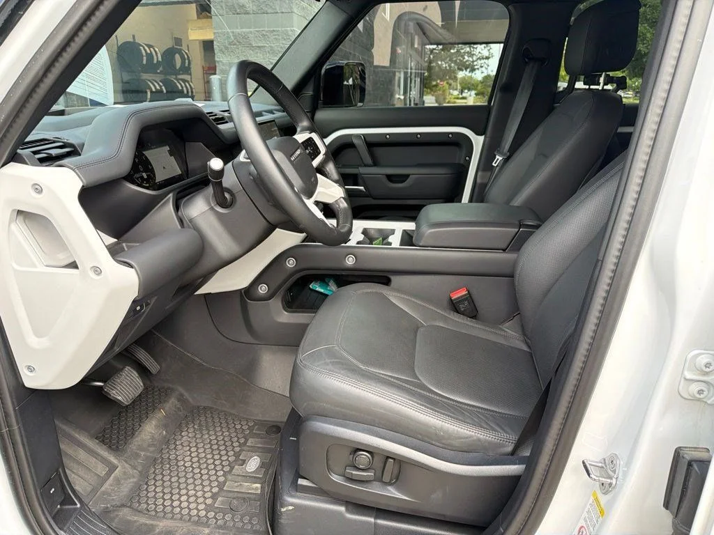 Used 2025 Fuji White Land Rover X-Dynamic SE image 10