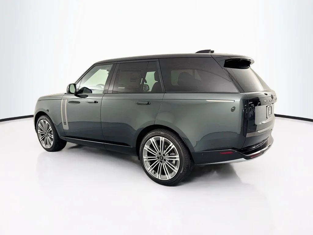 New 2027 Belgravia Green Land Rover SE image 7