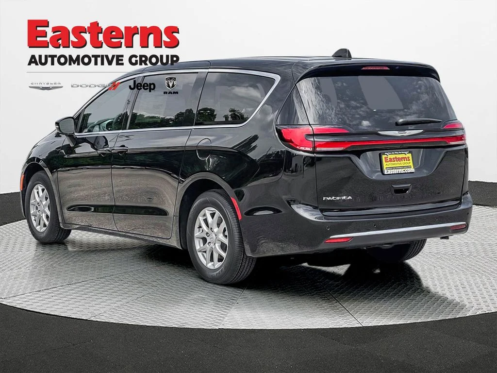 New 2025 Diamond Black Crystal Pearl-Coat Exterior Paint Chrysler Select image 9