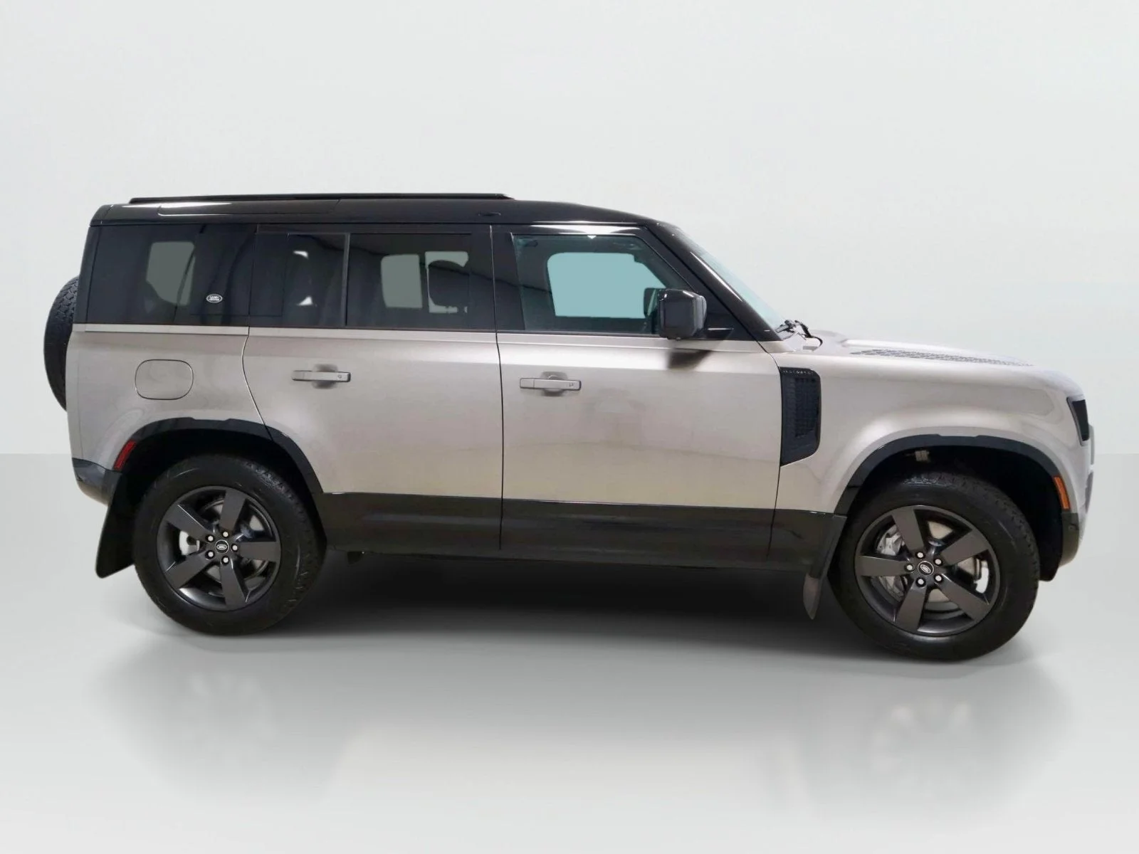 Used 2024 Silicon Silver Premium Metallic Land Rover X-Dynamic SE image 6