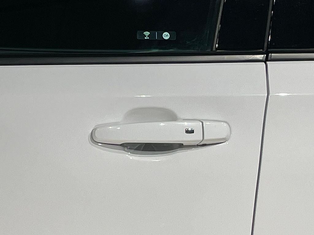 Used 2022 White GMC SLT image 17