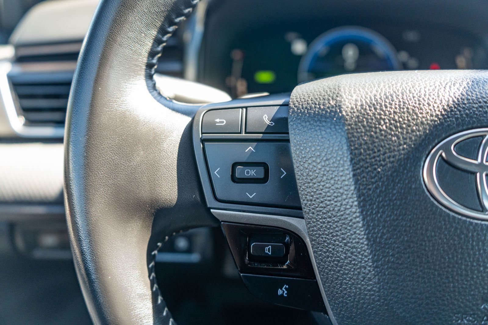 Certified Used 2025 Ice Toyota SE image 29