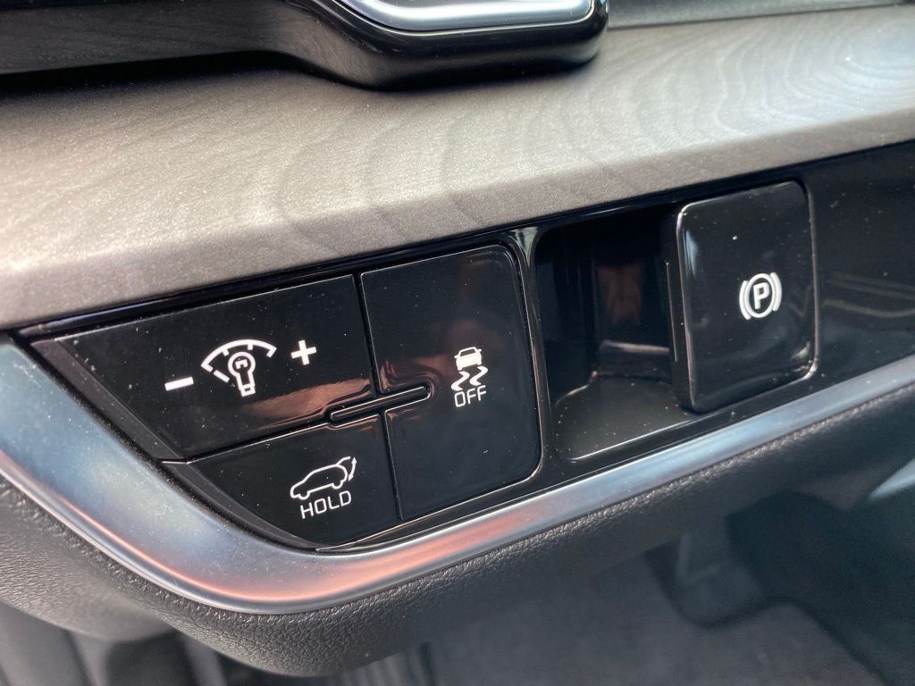 Certified Used 2024 White Pearl Kia X-Line image 23