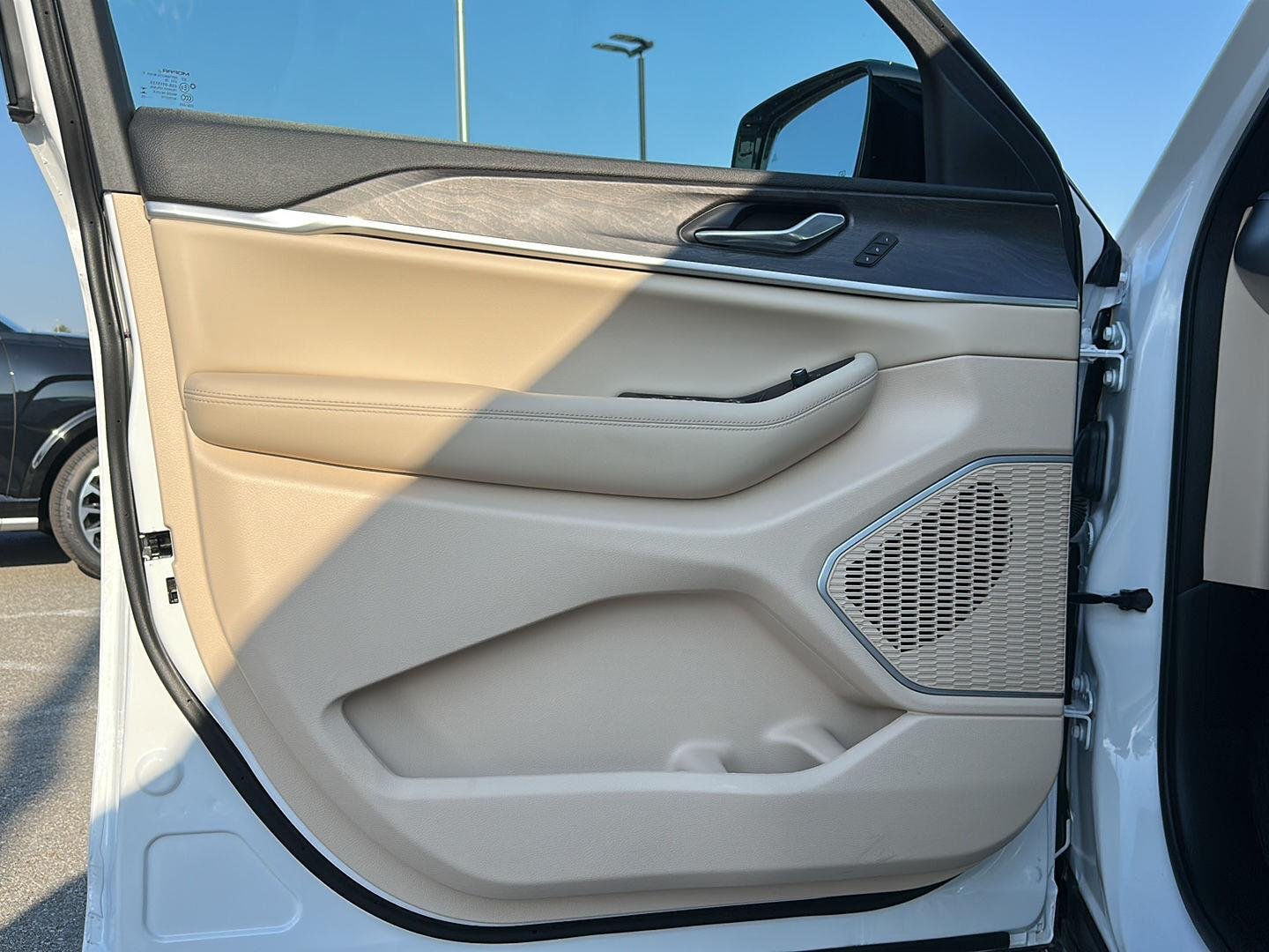 New 2026 Bright White Clear-Coat Exterior Paint Jeep Limited image 8