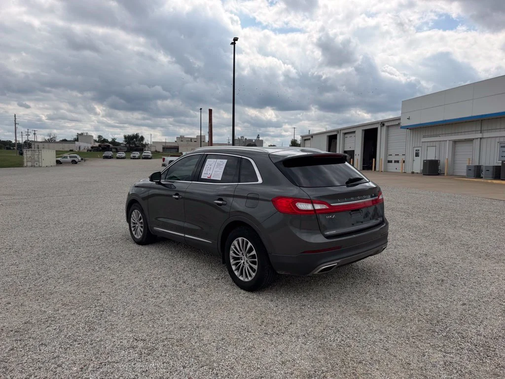 Used 2017 Gray Lincoln Select image 5