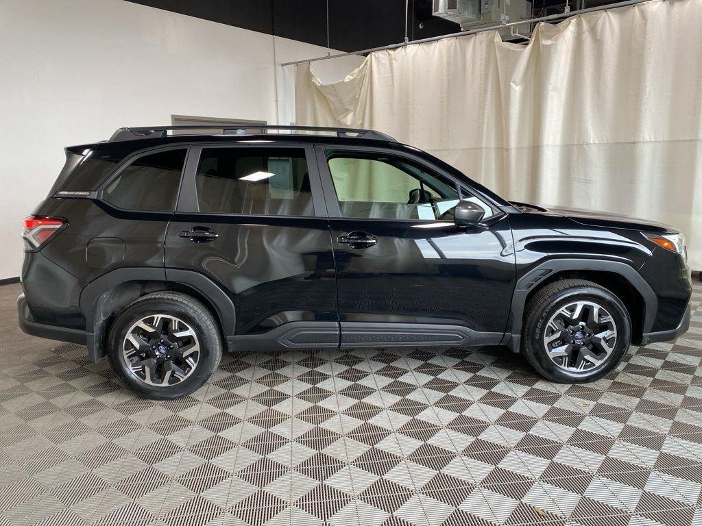 Used 2025 Crystal Black Silica Subaru Premium image 2