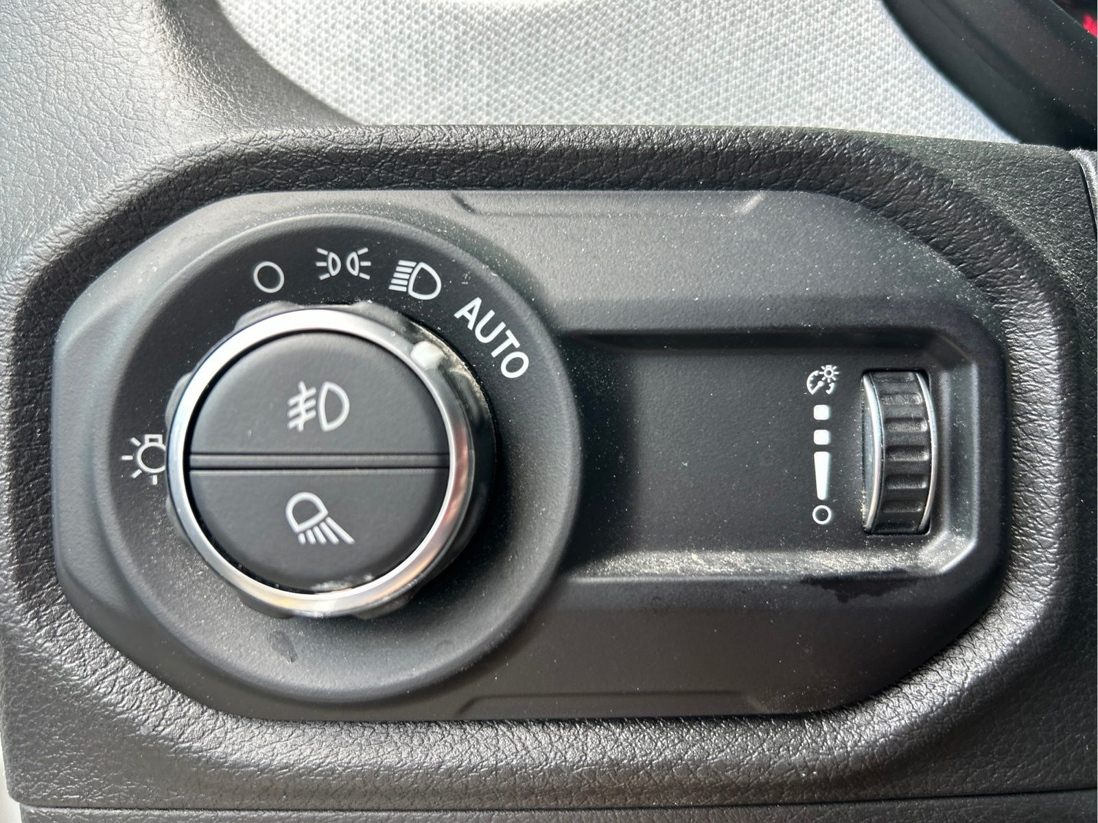 Used 2024 White Jeep Sport S image 25