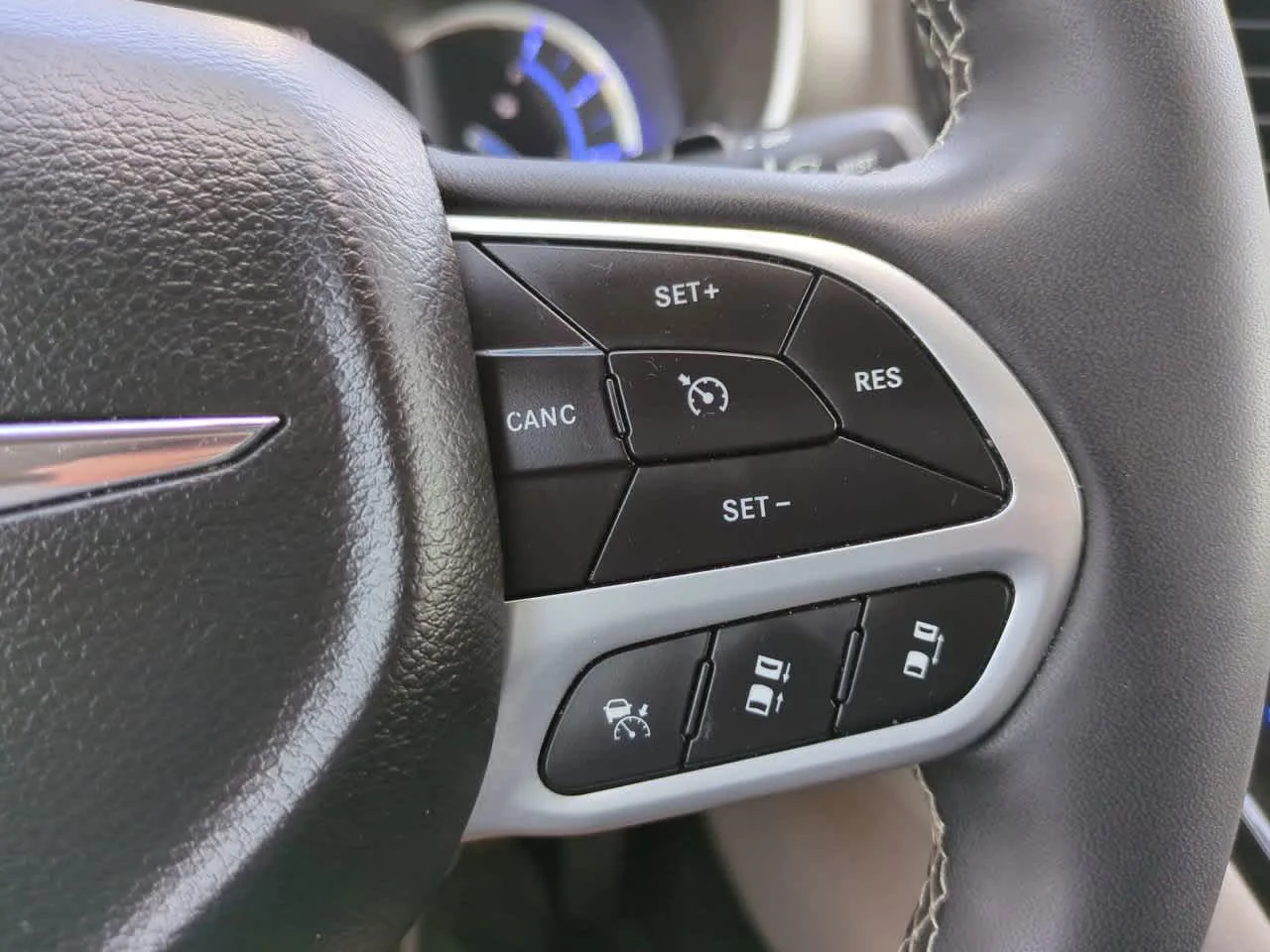 Used 2024 Bright White Clearcoat Chrysler Hybrid Select image 25