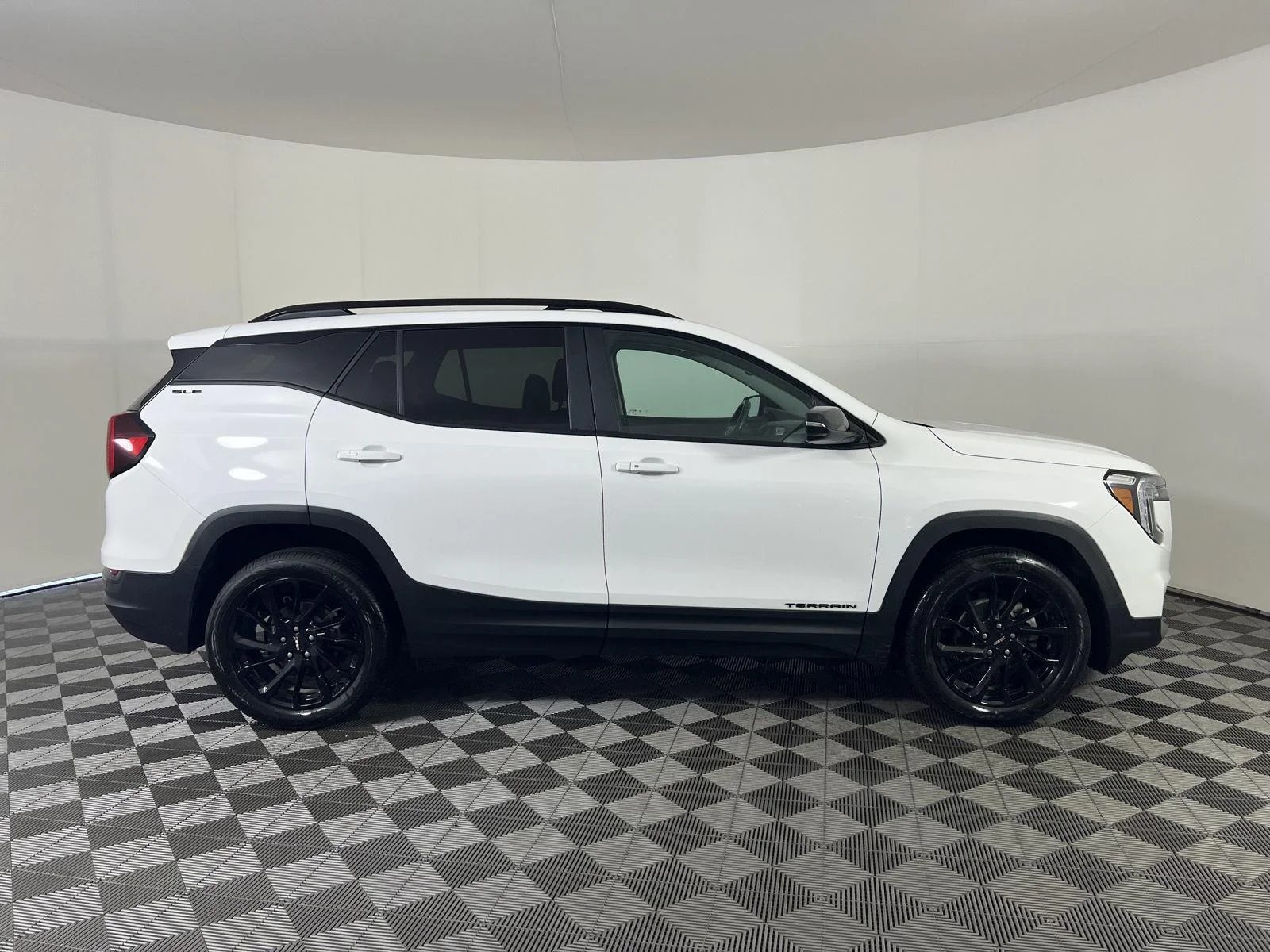 Used 2024 Summit White GMC SLE image 23