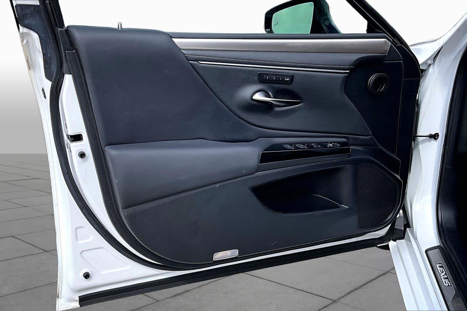 Used 2024 Ultra White Lexus F SPORT Handling image 21