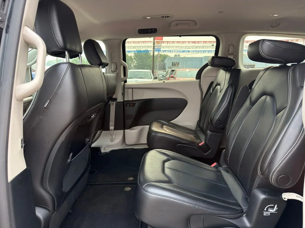 Used 2023 Black Chrysler Touring L image 3