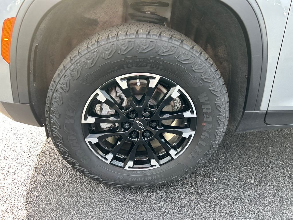 Used 2025 Gray Chevrolet Z71 image 10