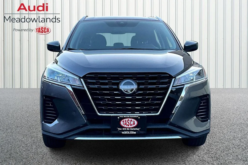 Used 2022 Gray Nissan SV image 2