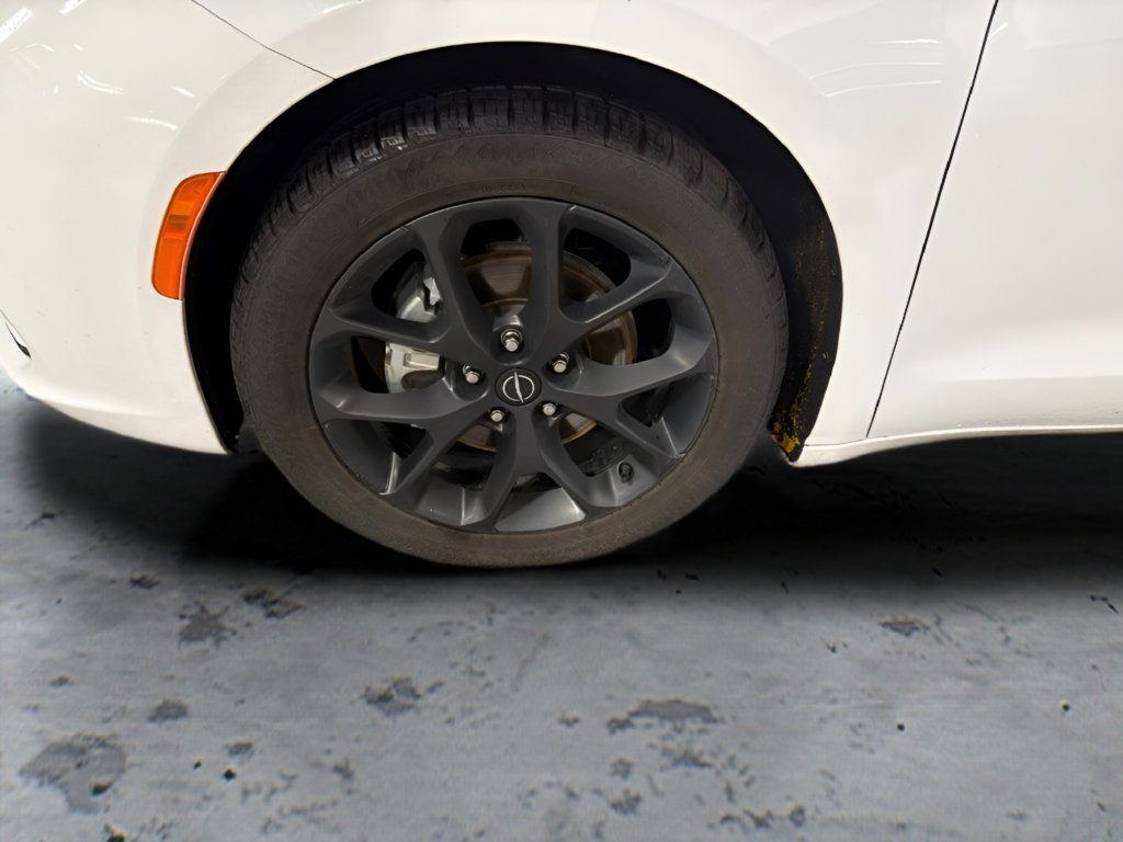 Used 2025  Chrysler Limited image 28