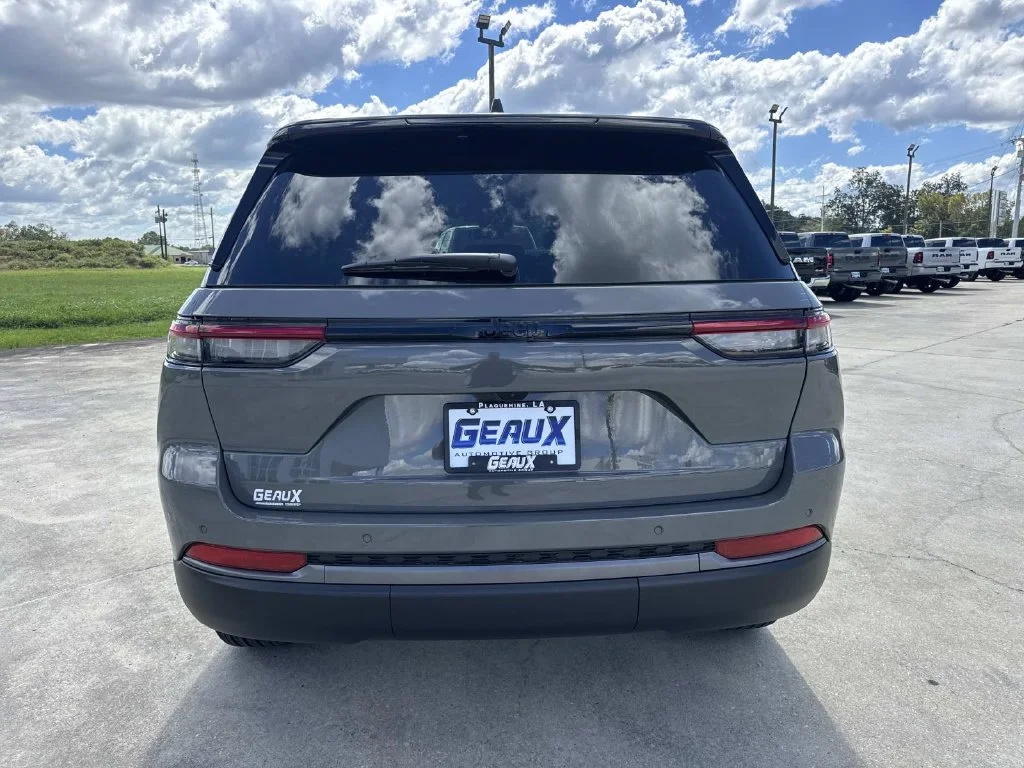 New 2027 Gray Jeep Laredo Altitude image 9