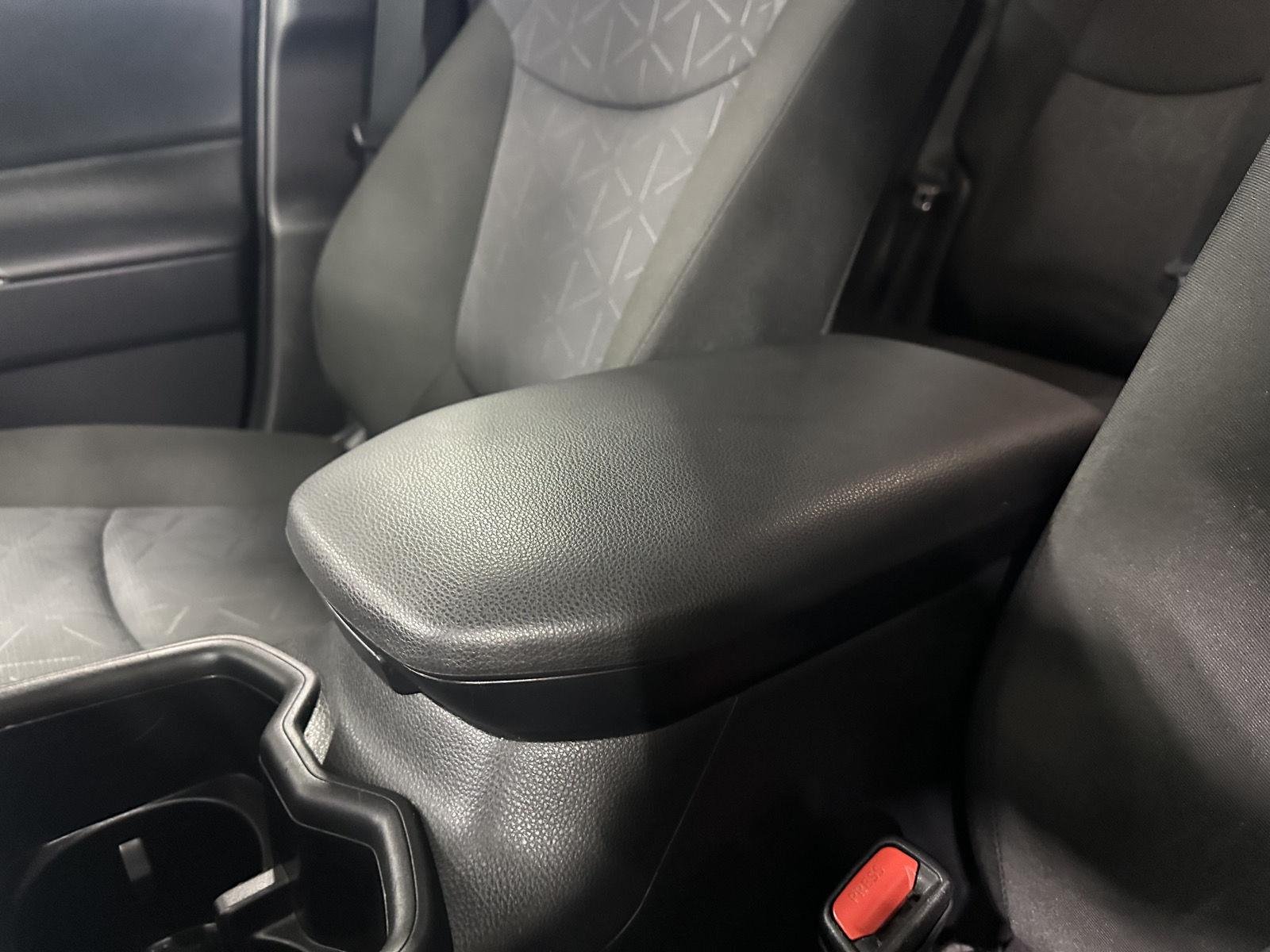 2024 Toyota RAV4 XLE - Photo 31