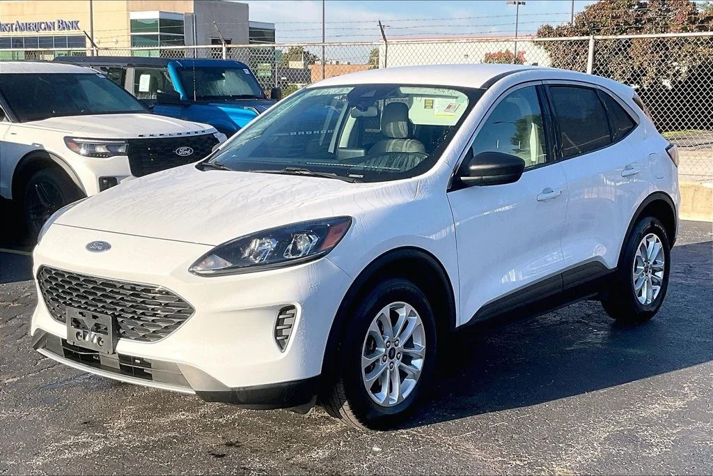 Certified Used 2022 Oxford White Ford SE image 11
