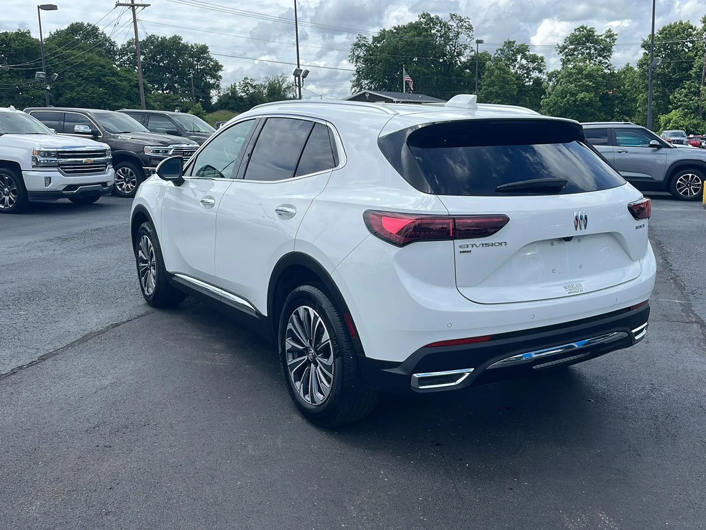 Used 2025 Summit White Buick Preferred image 3
