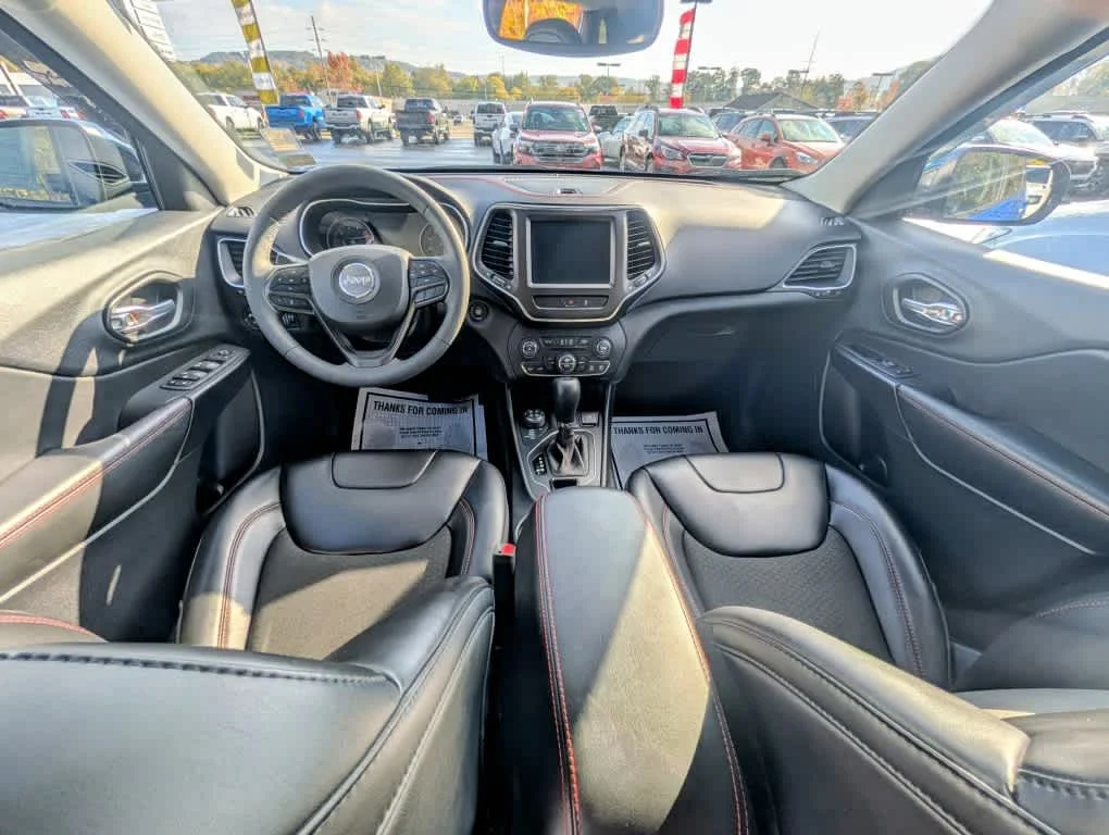 Used 2022 Hydro Blue Pearl Coat Jeep Trailhawk image 9