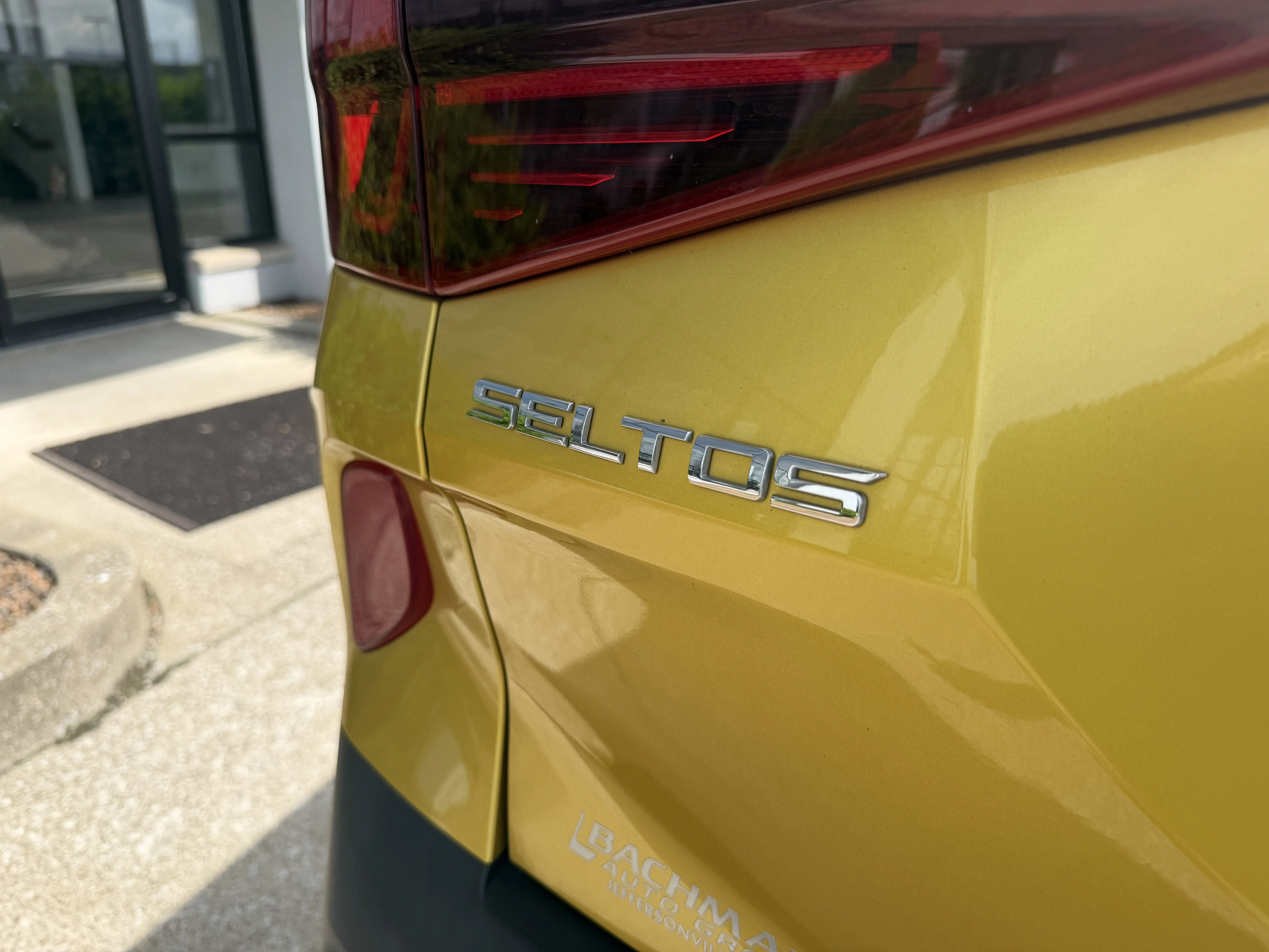 Used 2021 Starbright Yellow Kia SX image 10