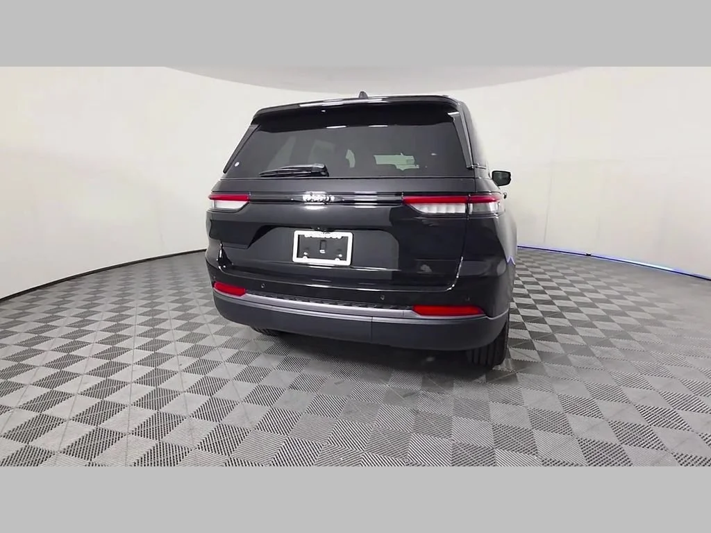 New 2026 Diamond Black Crystal Pearl-Coat Exterior Paint Jeep Limited image 26