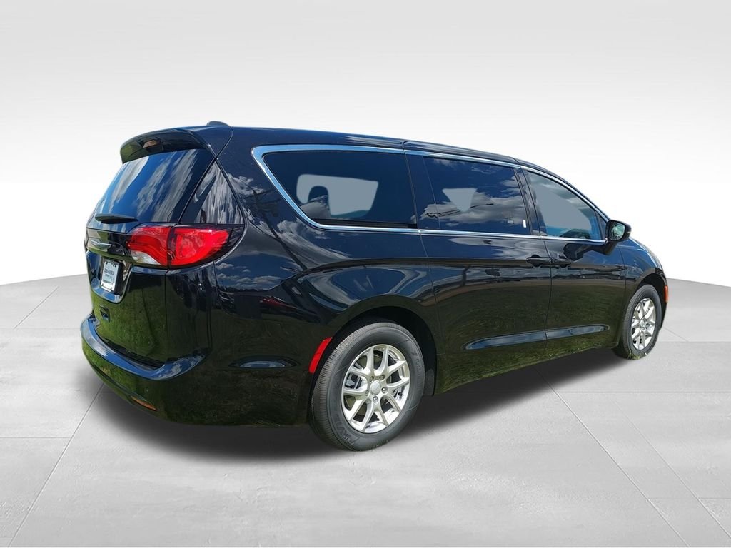 New 2027 Diamond Black Crystal Pearl-Coat Exterior Paint Chrysler LX image 8