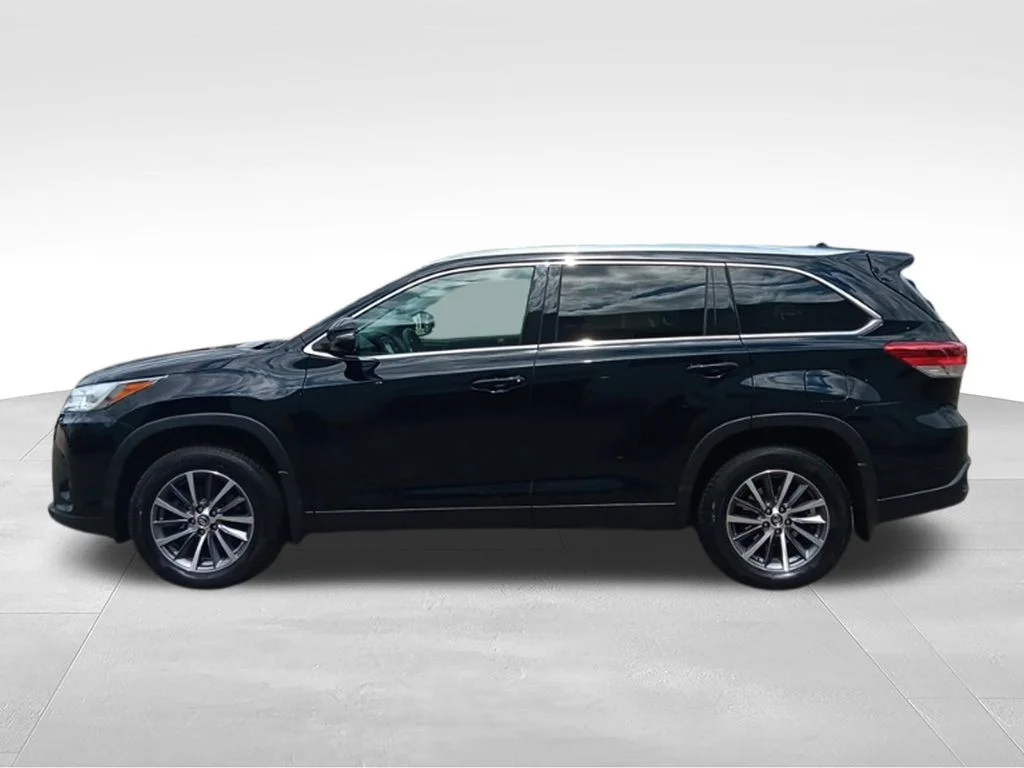 Used 2019 Midnight Black Metallic Toyota XLE image 4