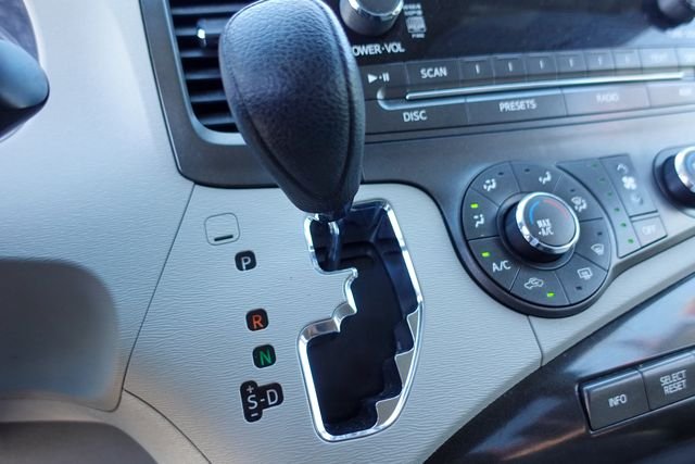 Used 2011 White Toyota LE image 21