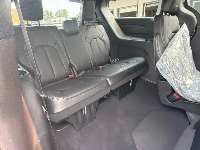 New 2027 Bright White Clearcoat Chrysler Select image 13