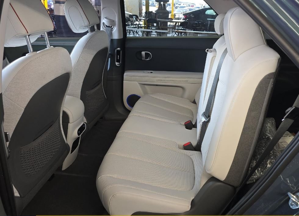 Used 2023 Green Hyundai SEL image 11