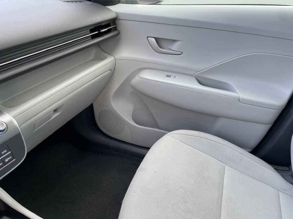 Used 2025 White Hyundai SEL image 21
