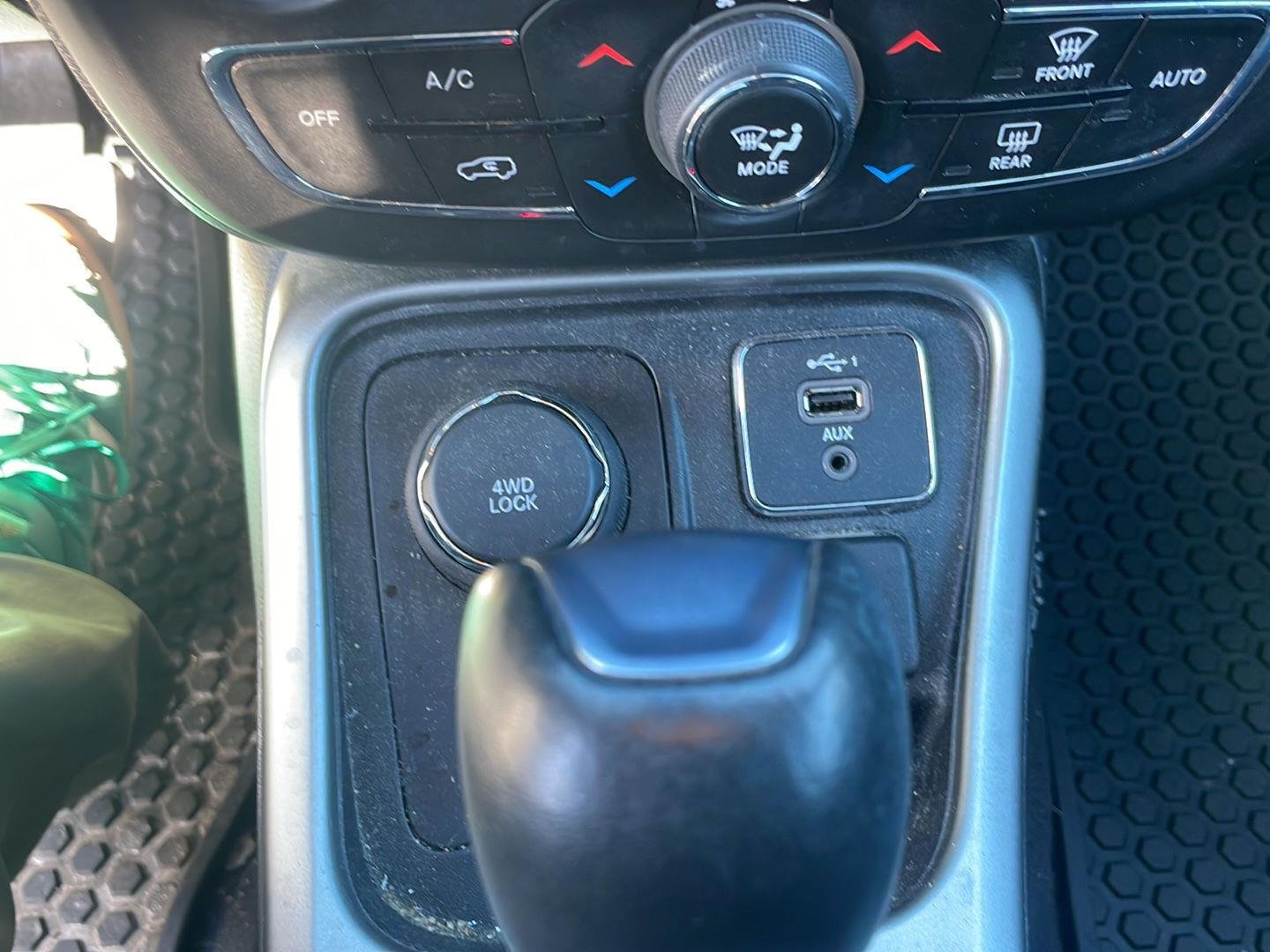 Used 2020 Olive Green Pearlcoat Jeep Latitude image 6