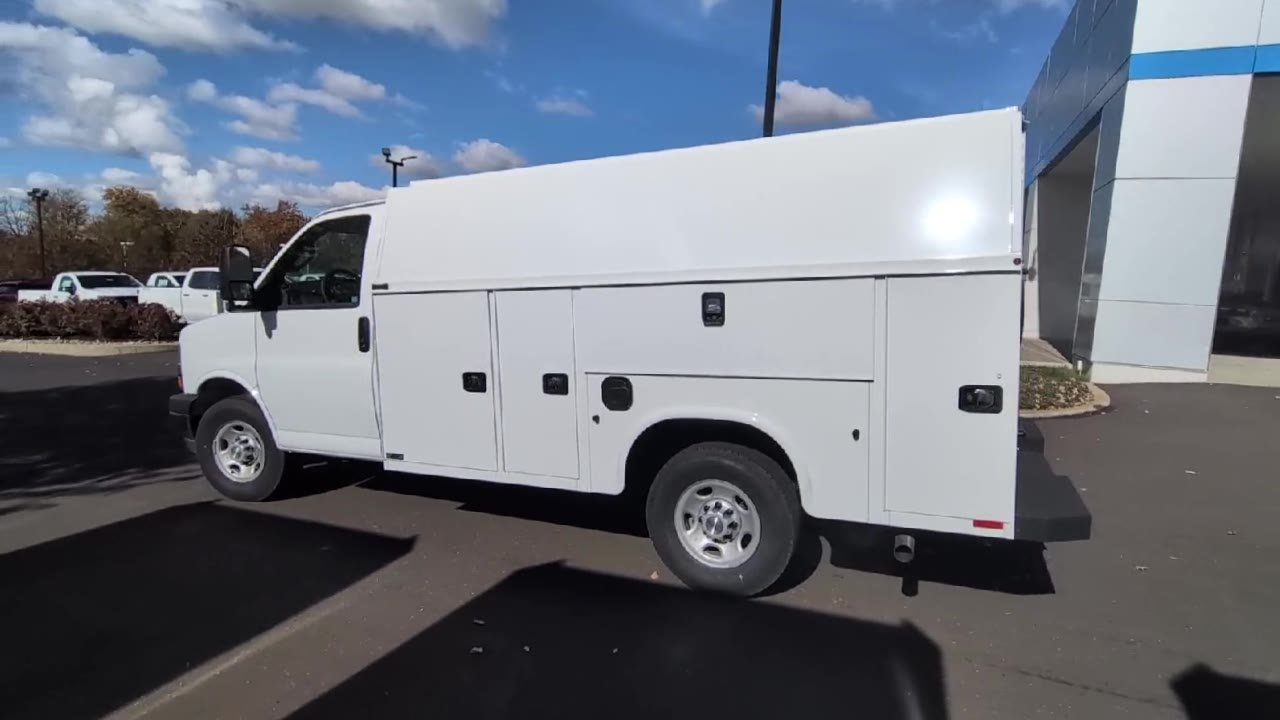 New 2025 Summit White Chevrolet 1WT image 37