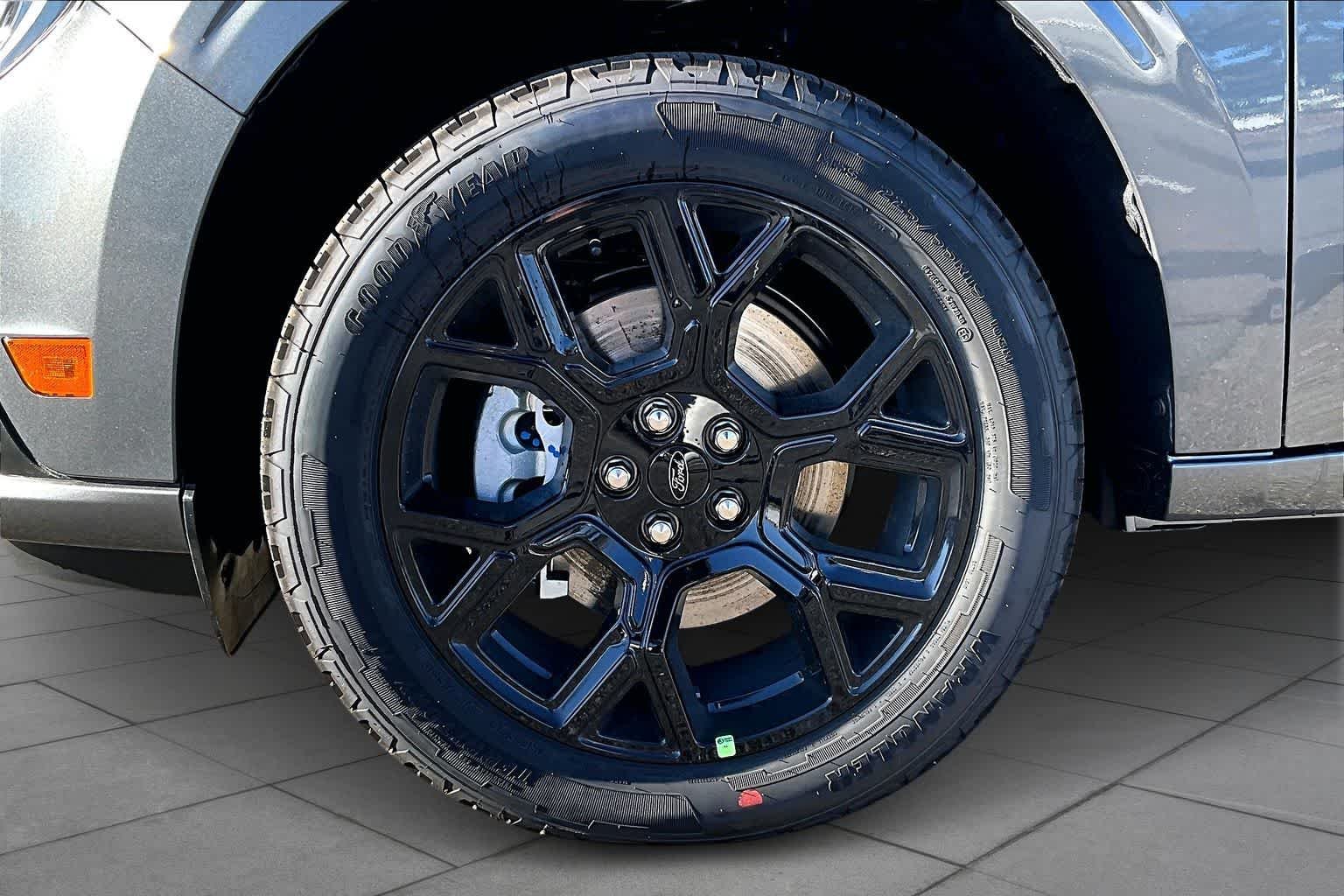 New 2026 Carbonized Gray Metallic Ford Lobo™ image 12
