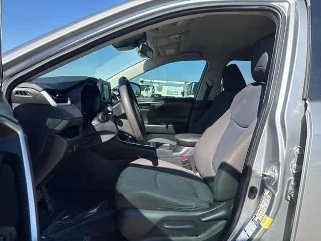 2019 Toyota RAV4 LE - Photo 11