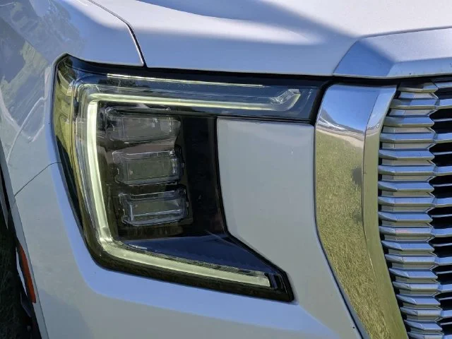 Used 2022 WHITE FROST TRICOAT GMC Denali image 9