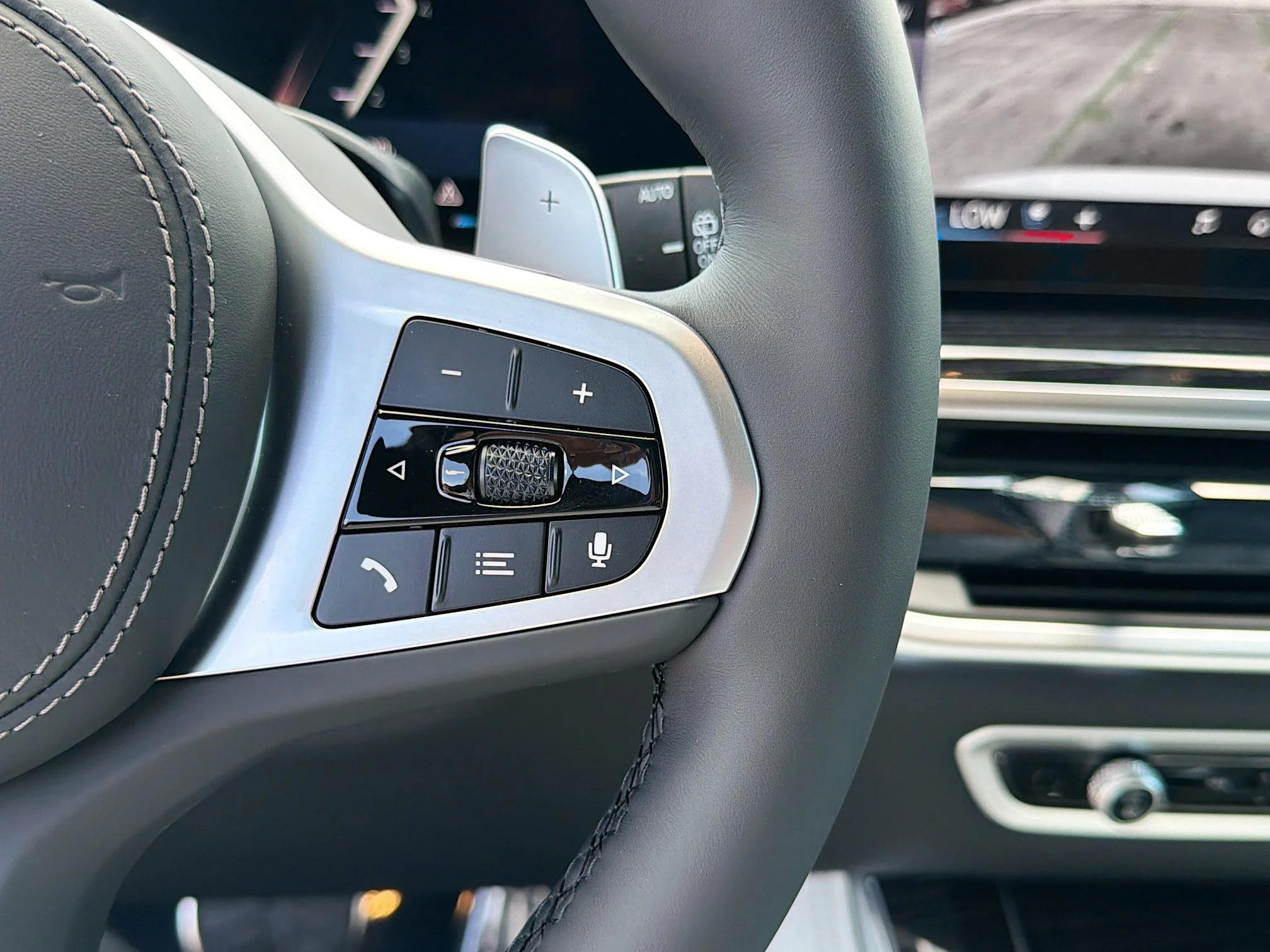 New 2026 Mineral White Metallic BMW xDrive40i image 37