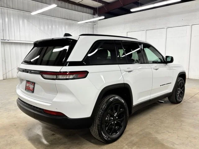 Used 2025 White Jeep Altitude X image 7