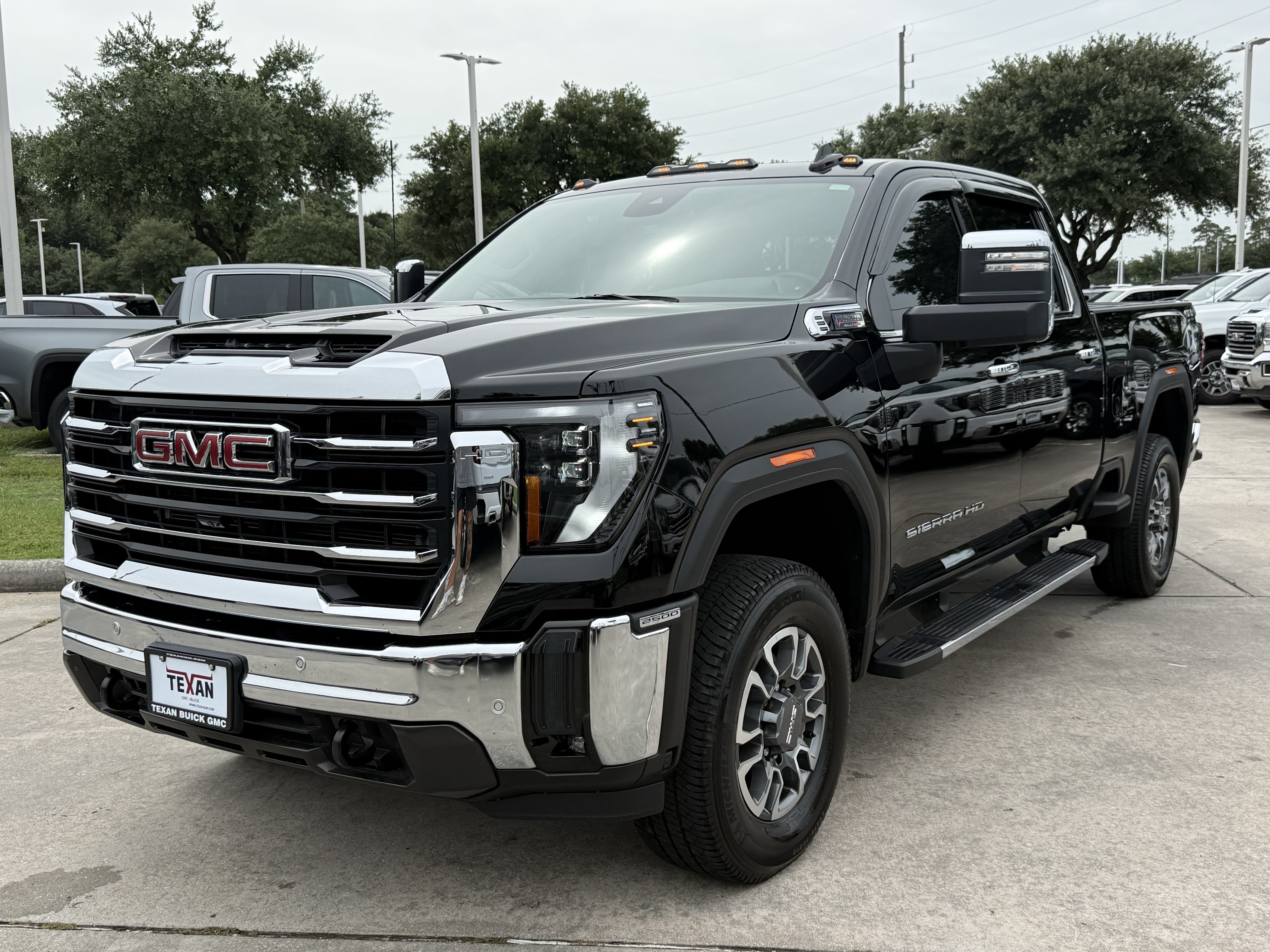 Used 2025 Onyx Black GMC SLT image 8