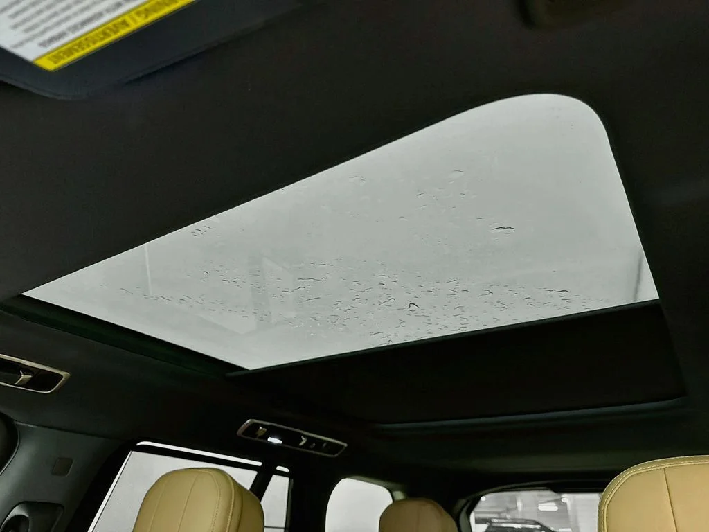 Used 2025 White Land Rover SE image 22