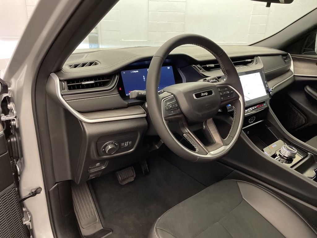 New 2026 Silver Zynith Exterior Paint Jeep Altitude image 15