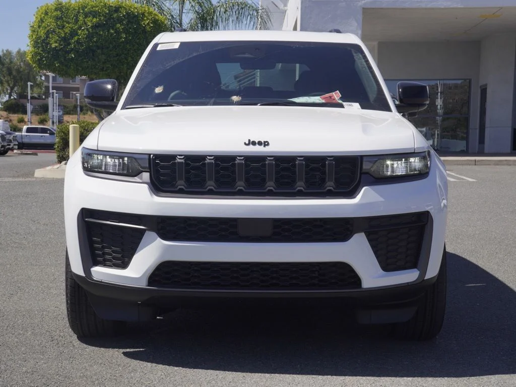 New 2026 Bright White Clear-Coat Exterior Paint Jeep Laredo Altitude image 8
