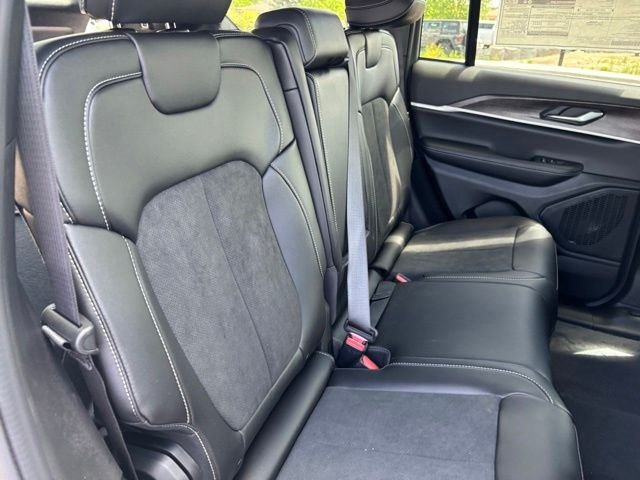 New 2026 Bright White Clear-Coat Exterior Paint Jeep Altitude image 21