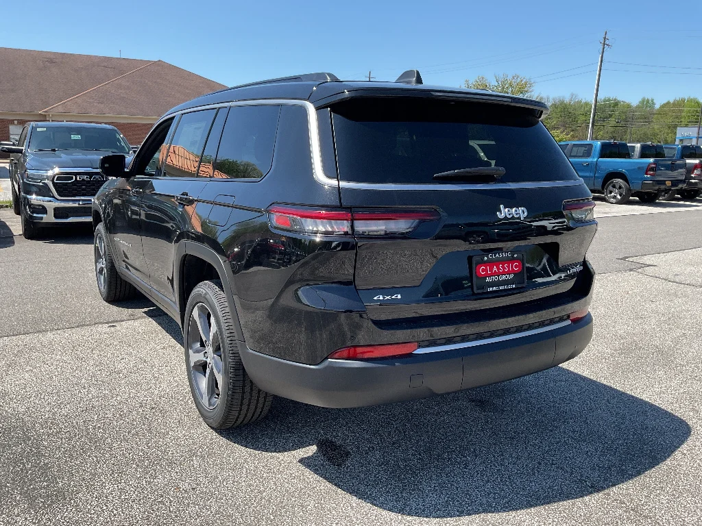 New 2026 Diamond Black Crystal Pearl-Coat Exterior Paint Jeep Limited image 5