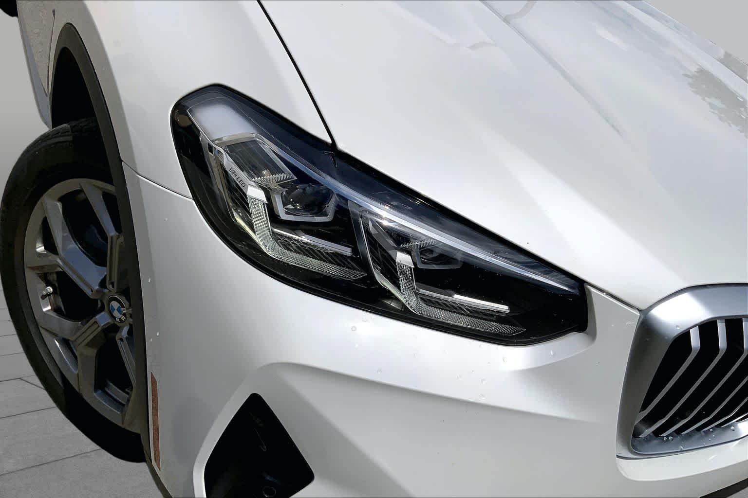 Used 2024 Mineral White Metallic BMW xDrive30i image 27