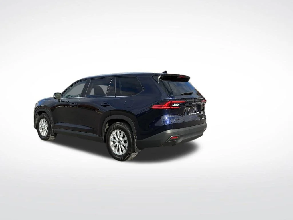 Used 2025  Toyota XLE image 3