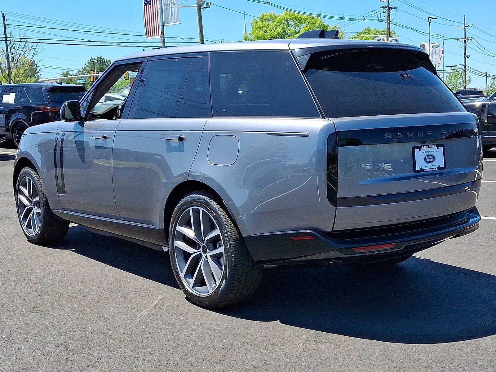 New 2026 Eiger Grey Land Rover SE image 4