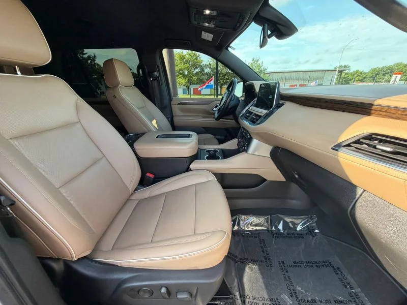 Used 2022 White Chevrolet Premier Sport Utility 4D image 17