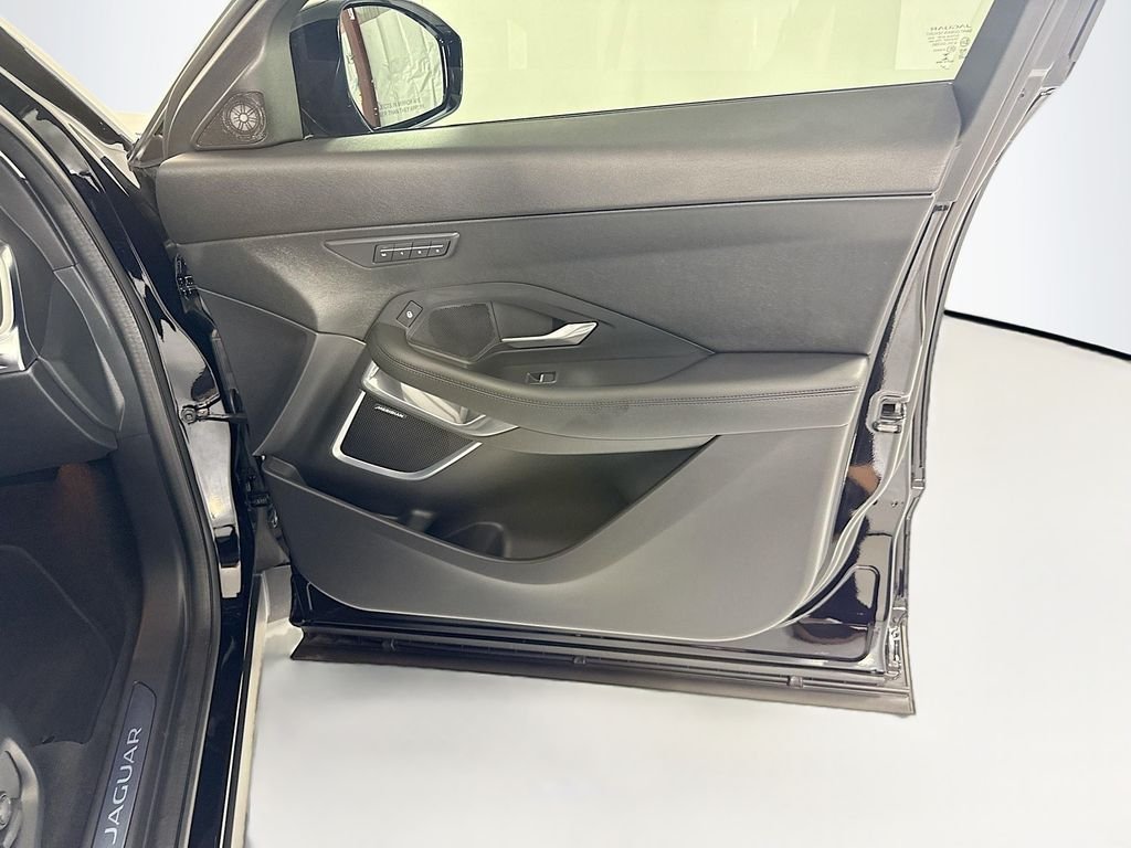 Used 2020  Jaguar SE image 25