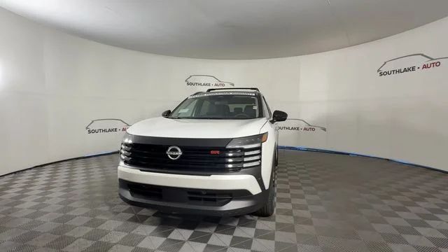 New 2026 Aspen White TriCoat / Super Black Two-tone Nissan SR image 3